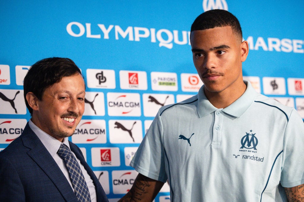 Marseille's Spanish President Pablo Longoria (L) poses with Olympique de Marseille (OM) football club's newly recruited English forward Mason Green...